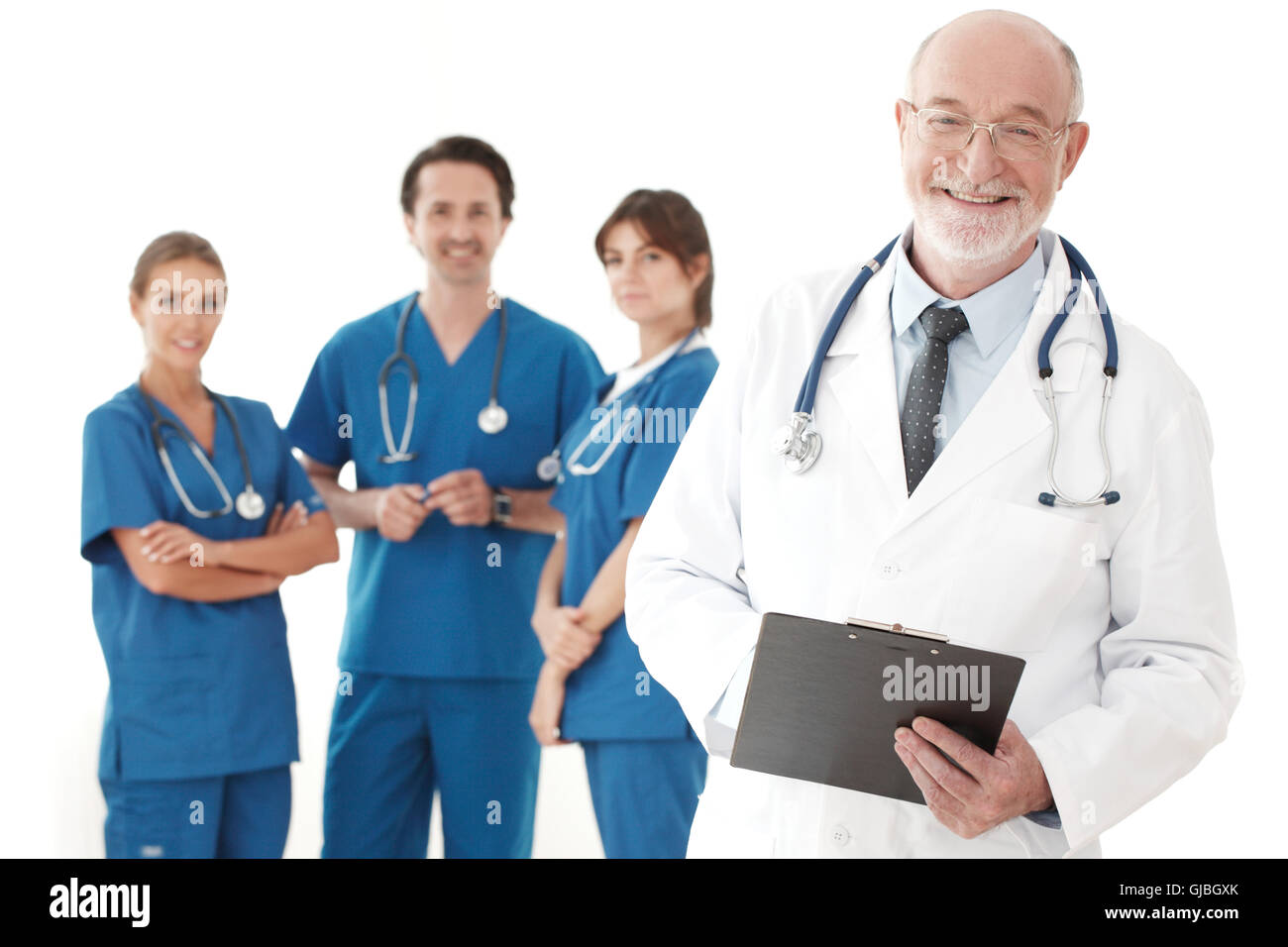 Lächelnd Team von Ärzten und Krankenschwestern auf weißem Hintergrund Stockfoto