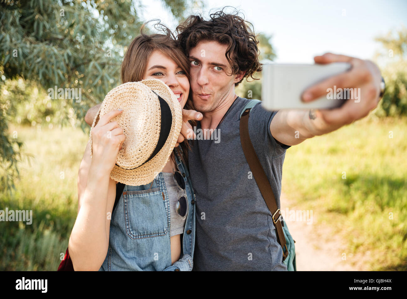 Junge lächelt fröhlich Brautpaar w, Wandern in den Wald und machen Selfie, lustige Grimassen Stockfoto