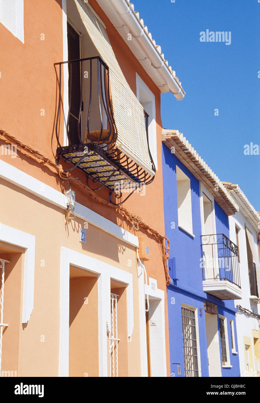 Bemalten Fassaden der Häuser. Alte Stadt, Denia, Provinz Alicante, Comunidad Valenciana, Spanien. Stockfoto