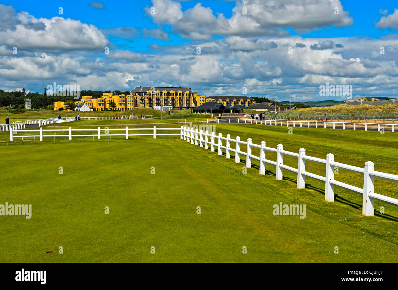 Old Course, Old Course Hotel hinter Golfplatz St Andrews Links, St Andrews, Fife, Schottland, Großbritannien Stockfoto