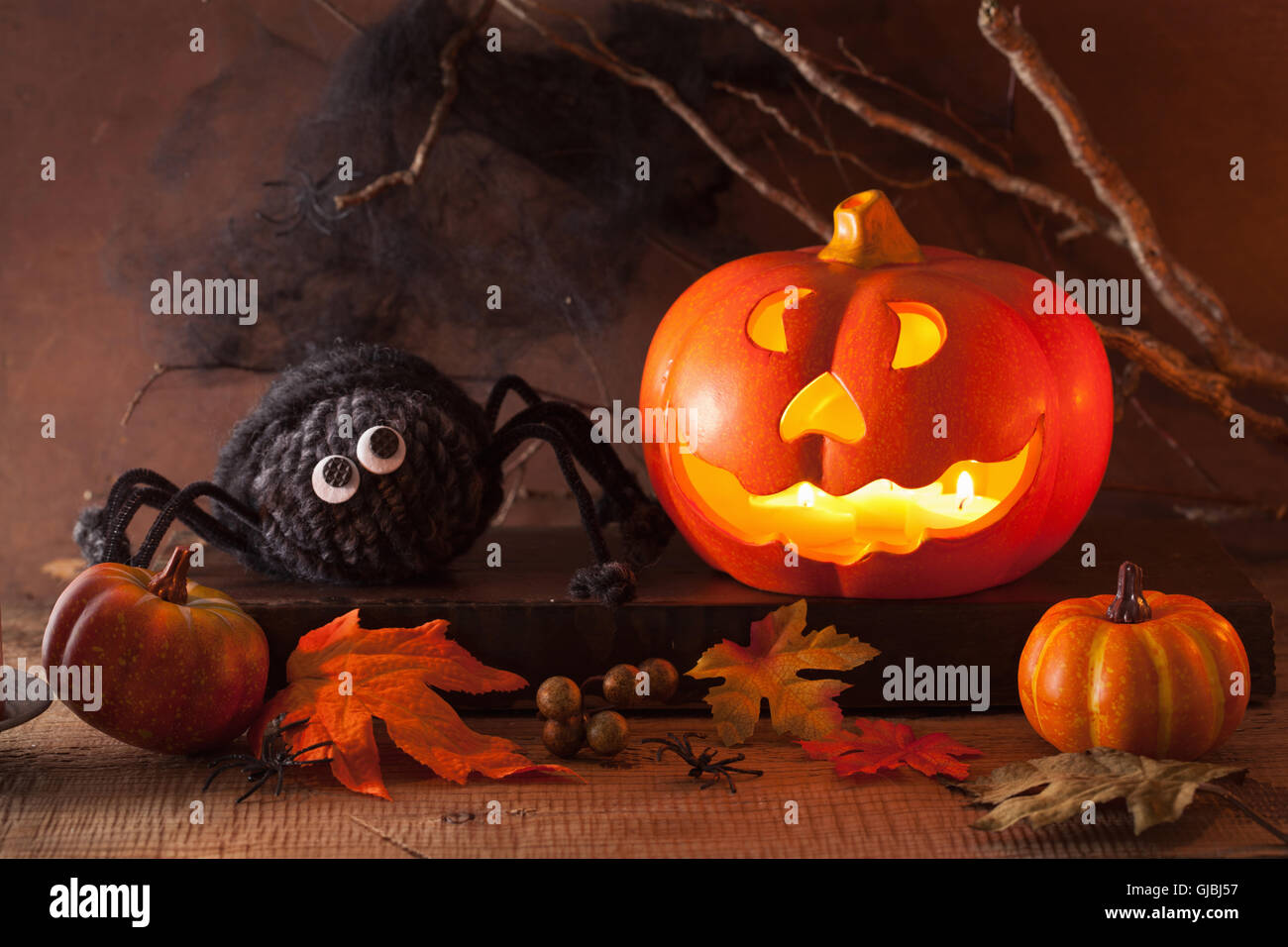 Halloween Jack O Lantern Kürbis Dekoration Spinnen Kerzen Stockfoto