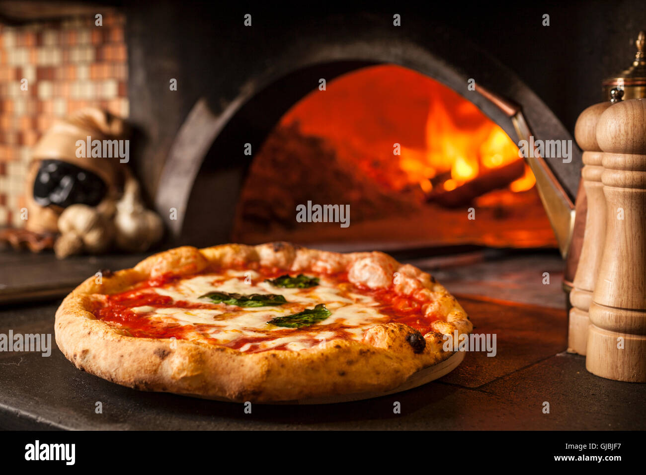 Pizza, Making of... Pizza Margherita Stockfoto