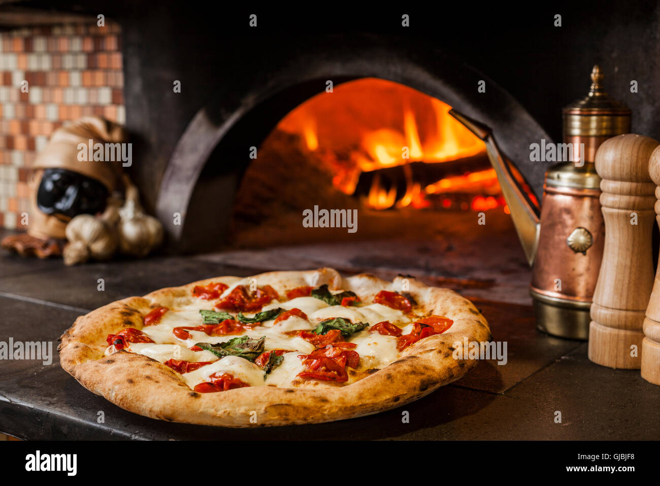 Pizza, Making of... Pizza Margherita Stockfoto