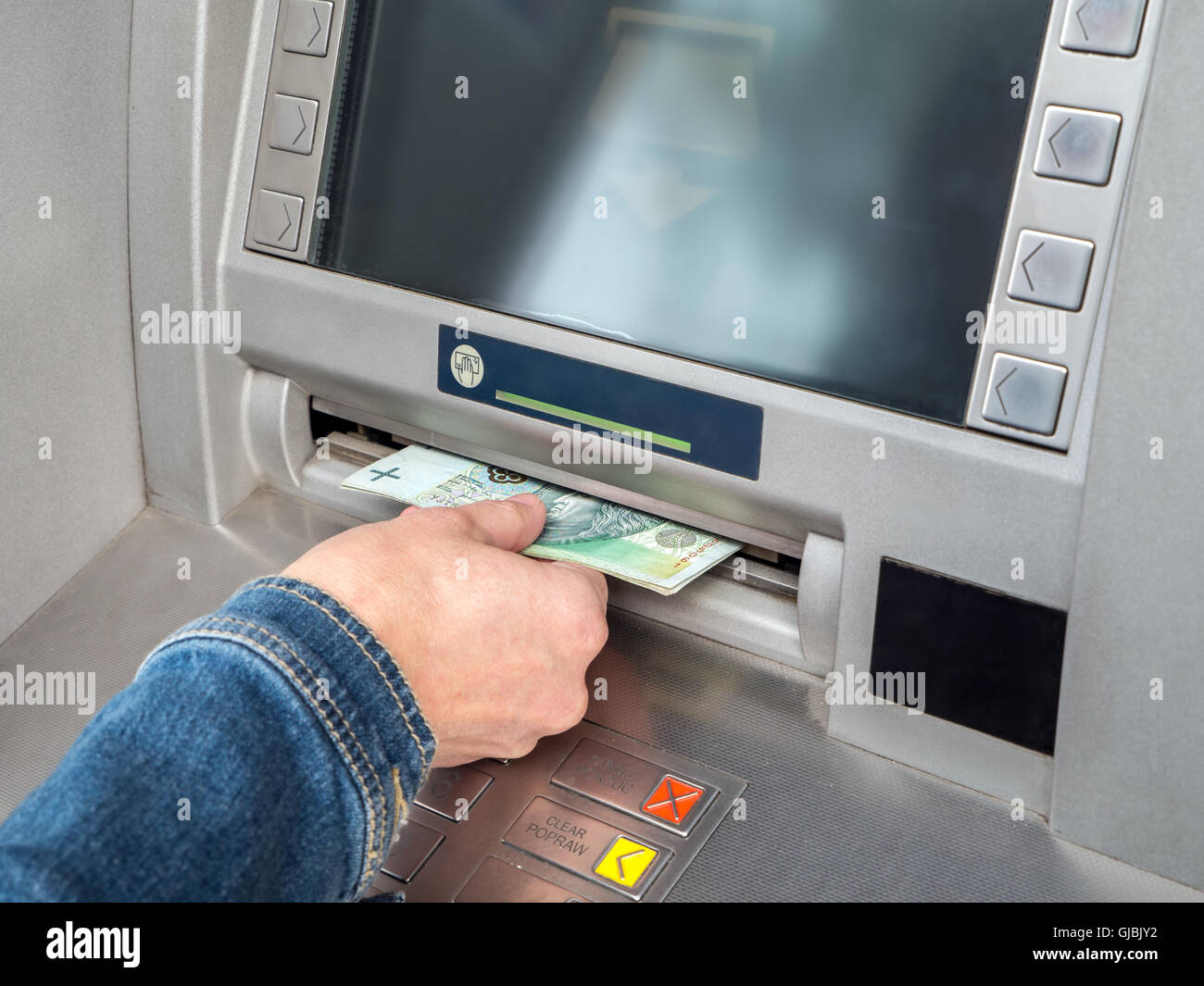 Nahaufnahme von Frauenhand Bargeld von Geldautomaten slot Stockfoto