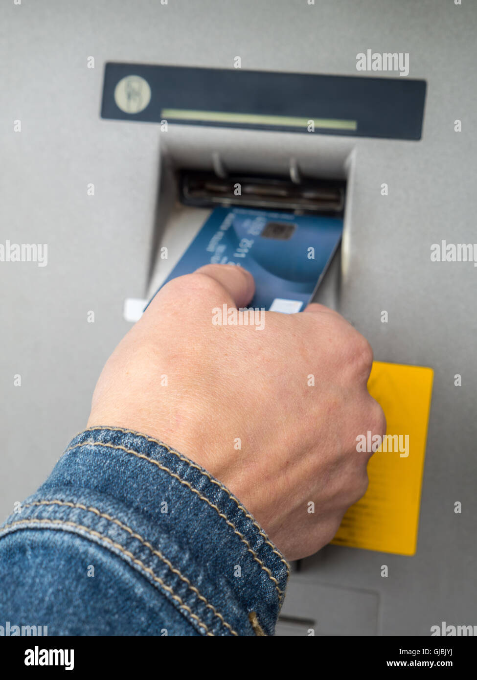 Nahaufnahme von Frauenhand ATM Slot e-Karte einlegen Stockfoto