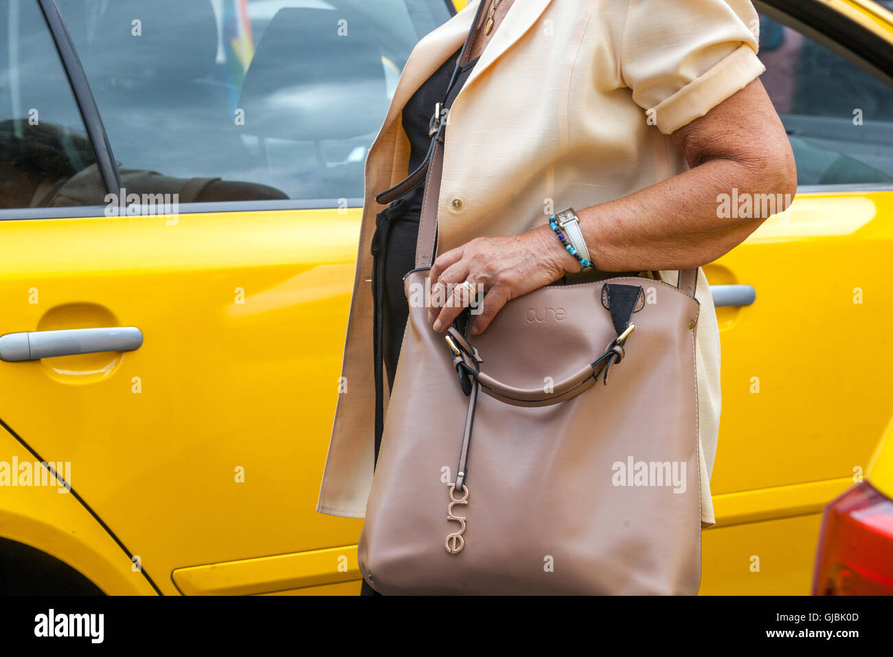 Eine Frau wartet auf Ihr Taxi, Prag Tschechische Republik Stockfoto