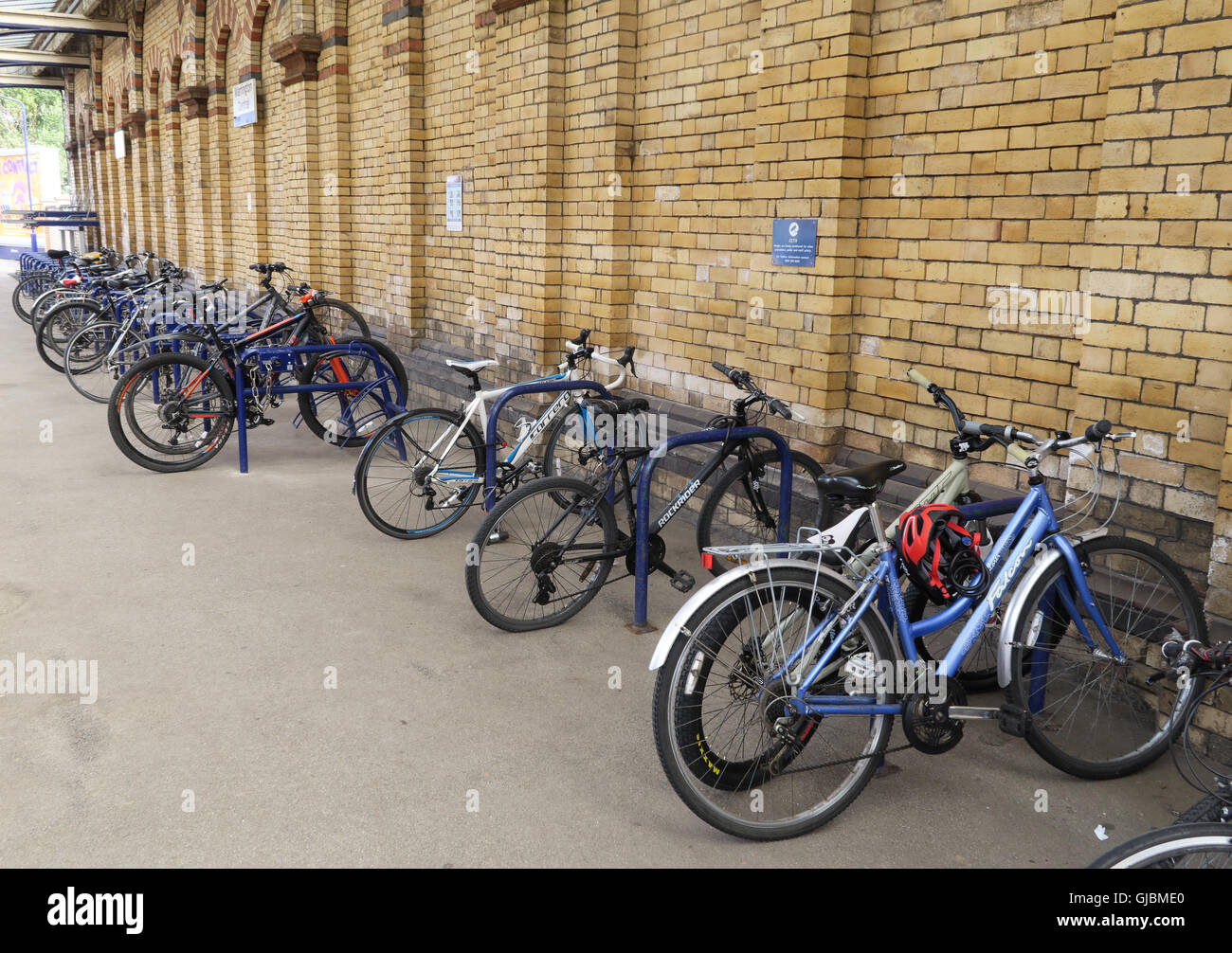 Fahrrad/Zyklus/bike Storage Plattform 1, Potsdam Hauptbahnhof, Stadtmitte,  Cheshire, North West England, UK, WA2 7TD Stockfotografie - Alamy
