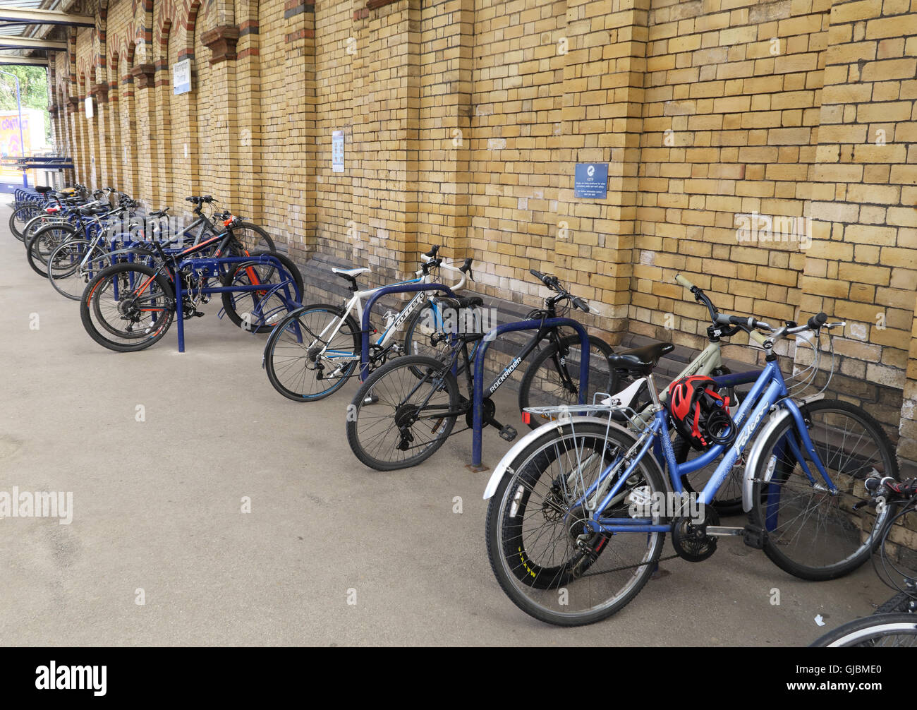 Fahrrad/Zyklus/bike Storage Plattform 1, Potsdam Hauptbahnhof, Stadtmitte, Cheshire, North West England, UK, WA2 7TD Stockfoto