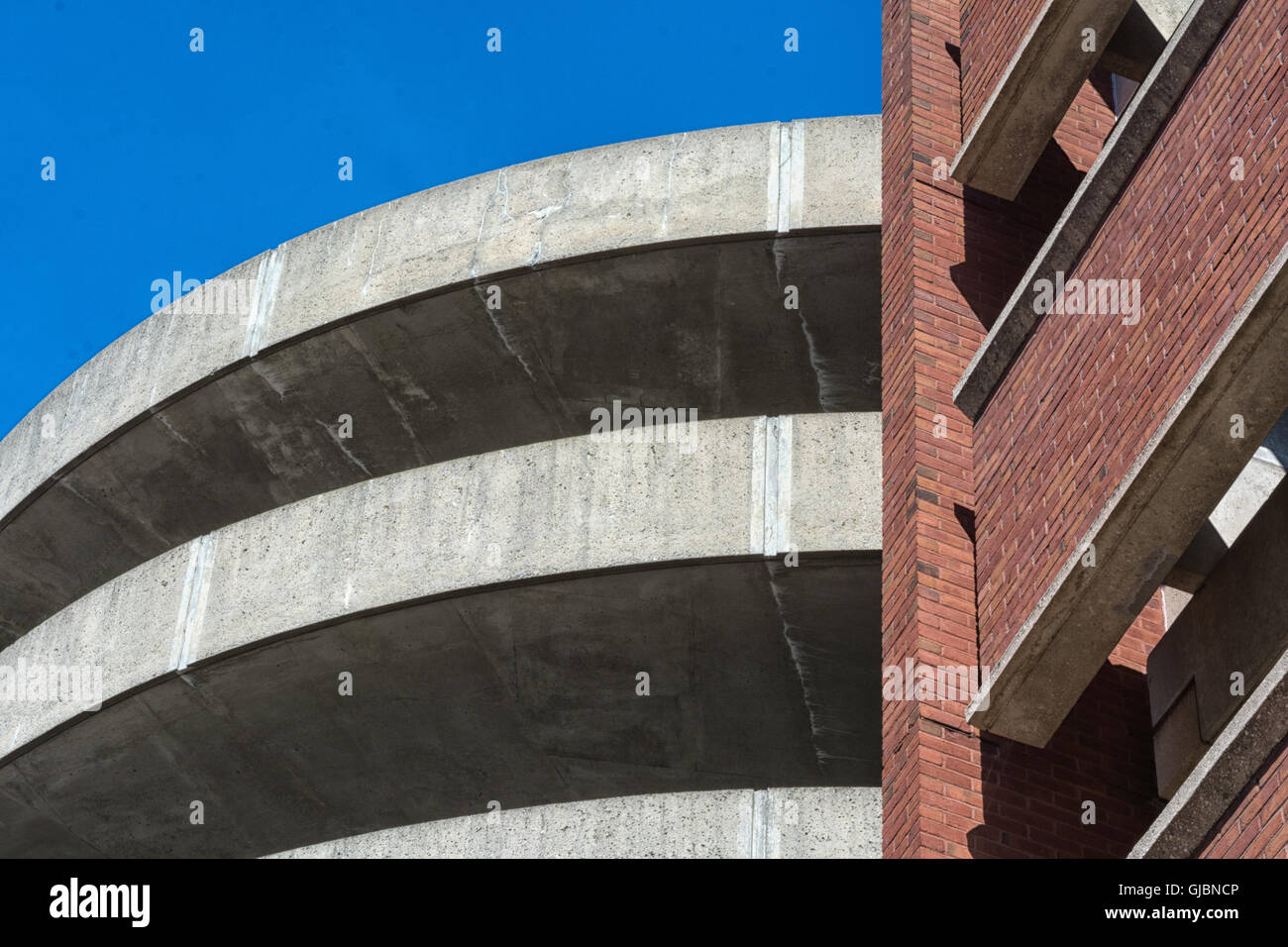 Ziegel, Mörtel und Beton bilden die Teile ein großes Parkhaus. Stockfoto