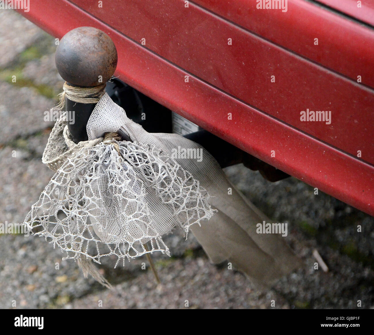 Diese Leute haben vor kurzem geheiratet, aber ohne Antenne, das muss man woanders hingehen. Stockfoto