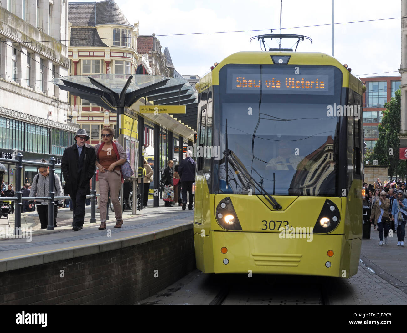 Gelbe Manchester Metrolink Tram Light Railway Shaw über Victoria, in der Market Street, City Centre, Manchester, North West England, Großbritannien Stockfoto