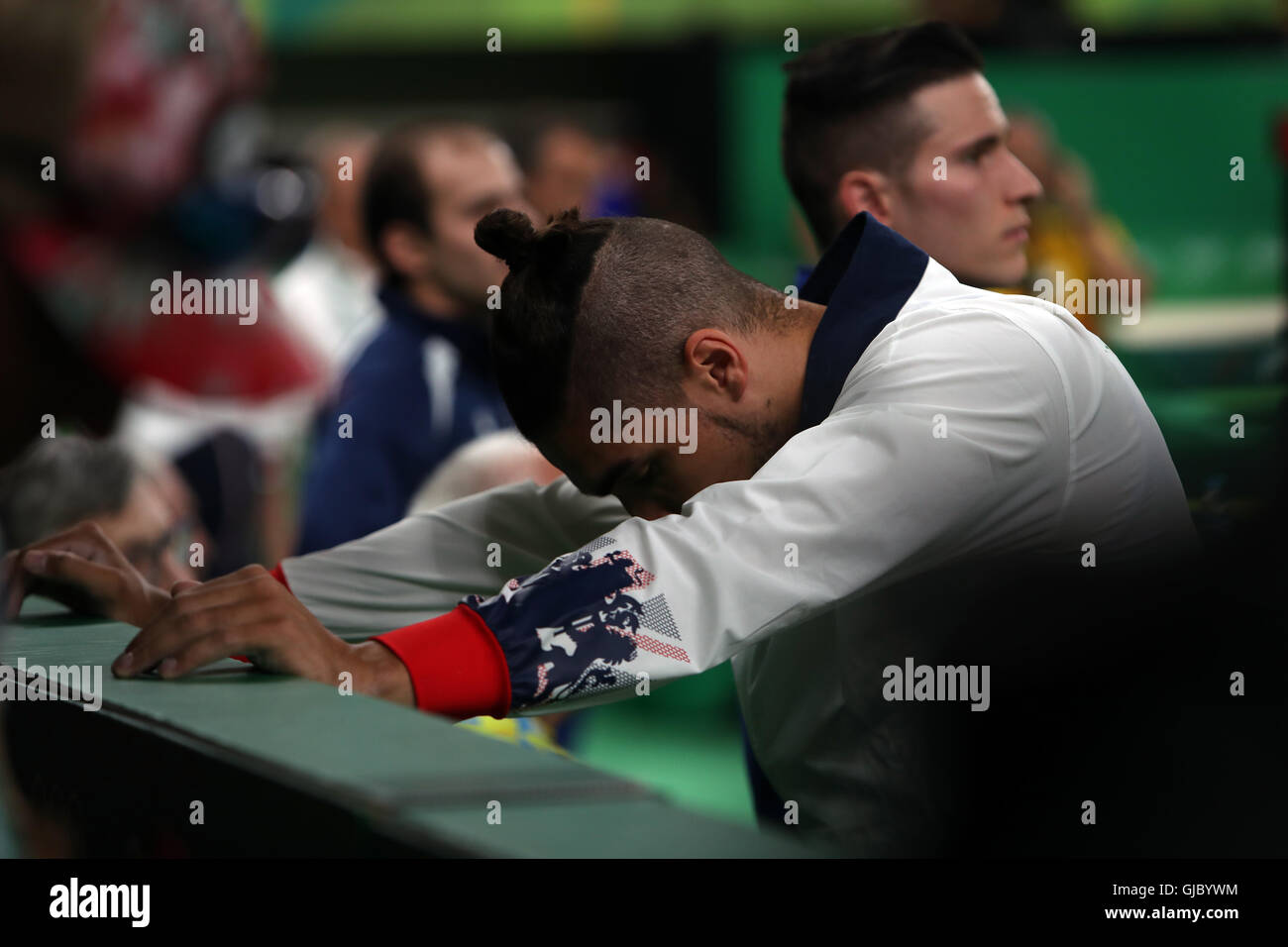 Großbritanniens Louis Smith (Erdgeschoss) erwartet das Endergebnis beim Finale am neunten Tag der Olympischen Spiele in Rio, Brasilien Pauschenpferd. Stockfoto