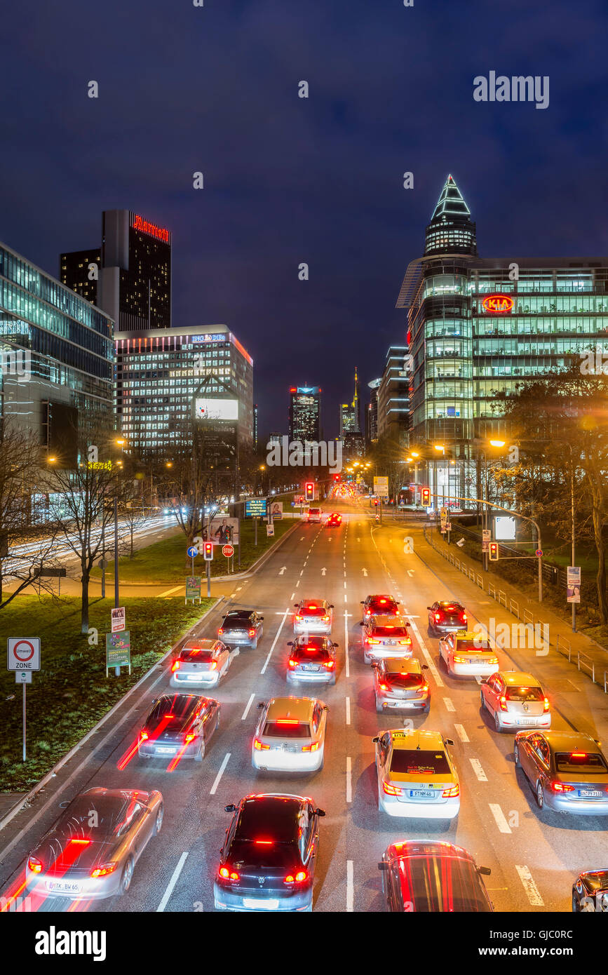 Frankfurt Am Main, Hessen, Deutschland, Europa, mit Blick auf die Theodor-Heuss-Allee und der Innenstadt von Frankfurt Stockfoto