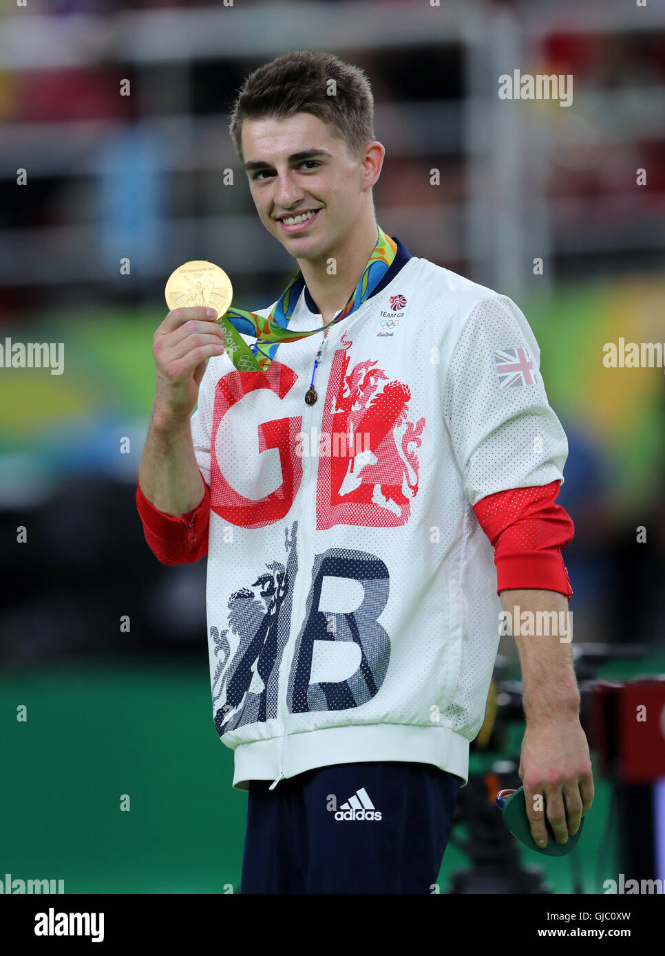 Der Brite Max Whitlock mit seiner Goldmedaille nach den Männern Pauschenpferd Finale am neunten Tag der Olympischen Spiele in Rio, Brasilien. Stockfoto