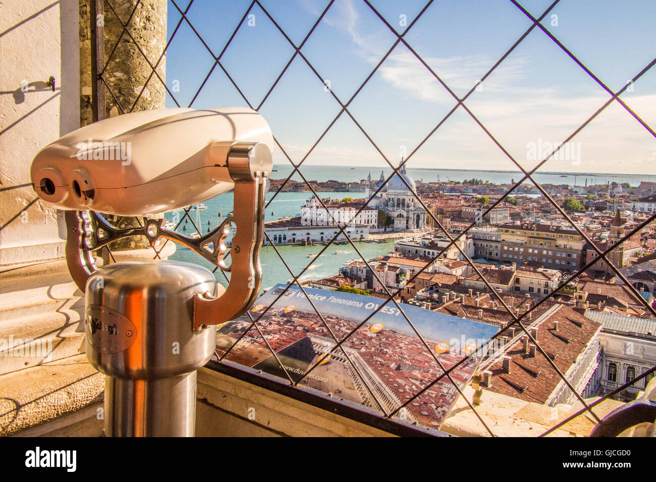 Blick vom Campanile (Glockenturm) im Markusplatz, Provinz Venedig, Veneto, Italien. Stockfoto