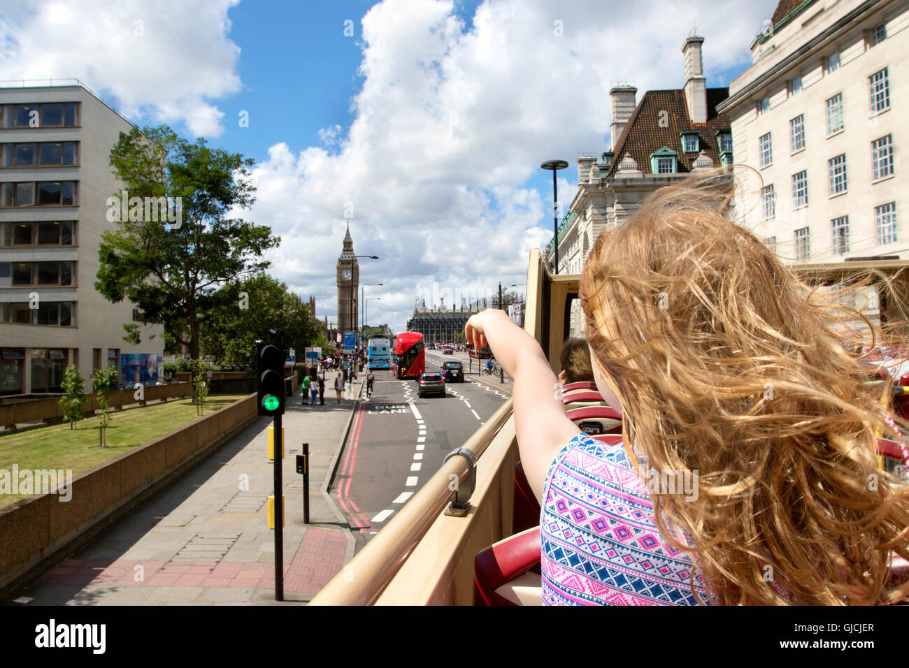 Junges Mädchen auf Tour-Bus auf Big Ben und den Houses of Parliament, Westminster, London, England, UK Stockfoto