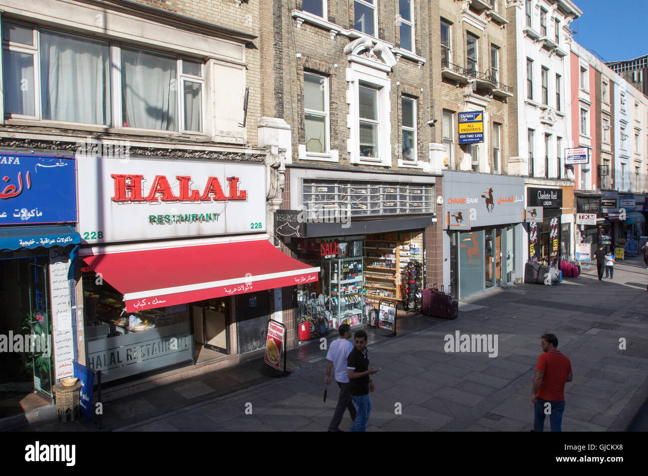 Geschäfte, Restaurants und Hotels ein- und Ausschalten Edgware Road, W2 2EH, eine Fernstraße durch Nord-West-London Stockfoto