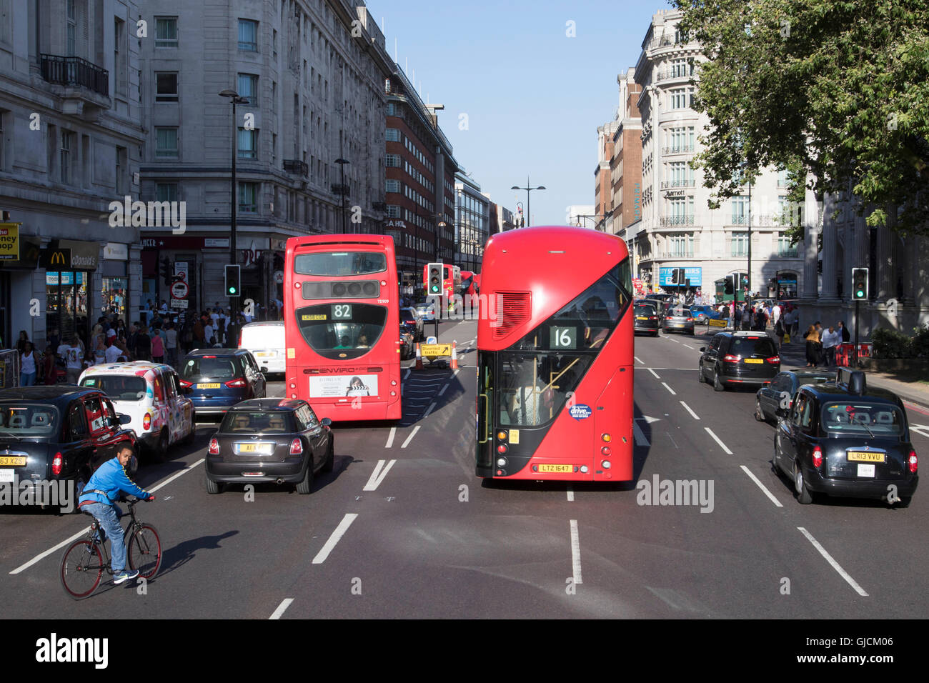 Rote Busse bei Marble Arch W1 Road im Zentrum von London vorbei Great Cumberland Place im Stadtteil Westminster Stockfoto