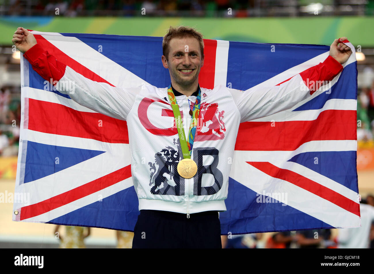 Der Brite Jason Kenny gewann die Goldmedaille im Sprint der Herren mit Teamkollege Callum Skinner nimmt das Silber am neunten Tag der Olympischen Spiele in Rio, Brasilien. Stockfoto
