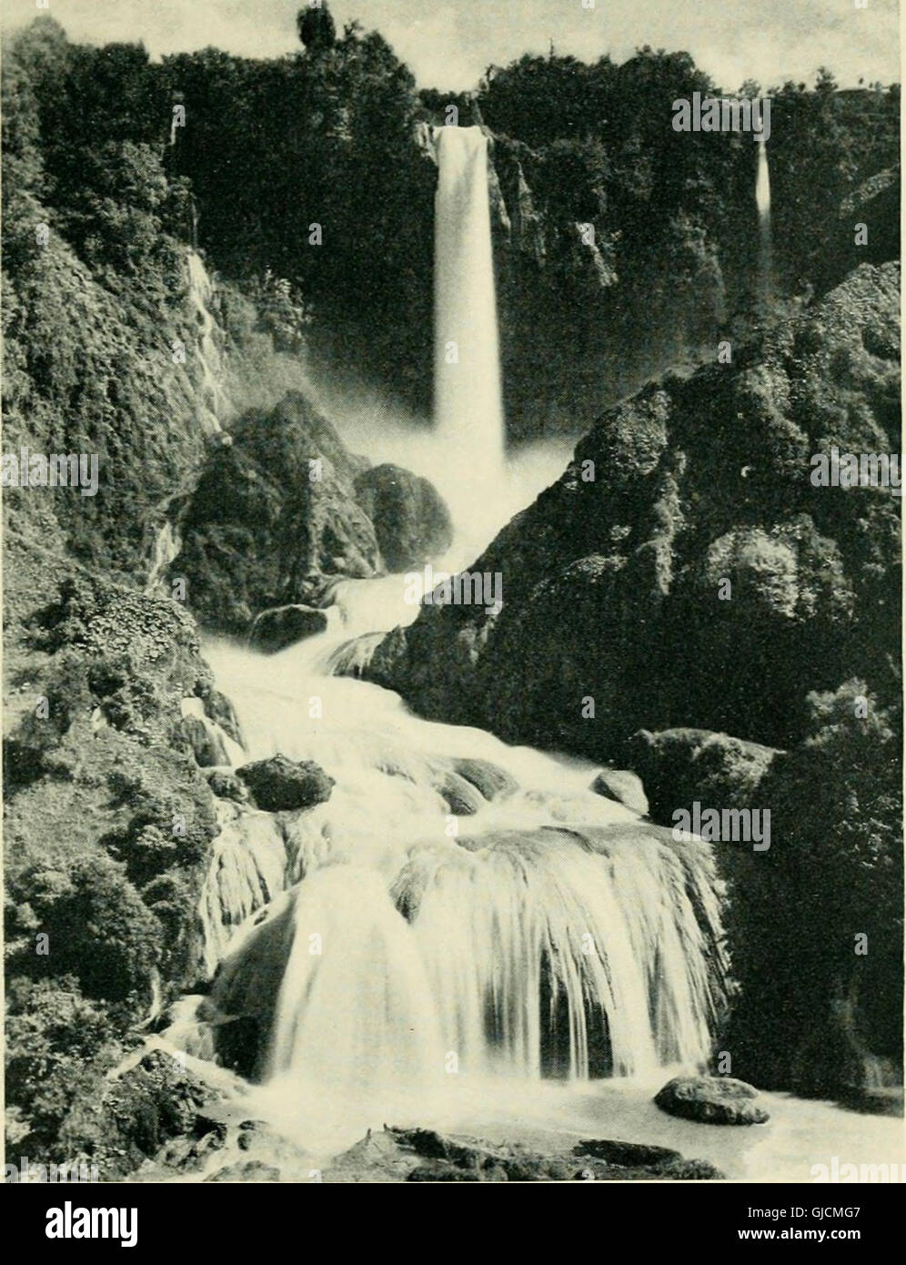 „With Shelley in Italy“ (1905) komponiert die Gedichte und Briefe von Percy Bysshe Shelley, wobei er sich auf seine Zeit in Italien von 1818 bis 1822 konzentriert. Das Werk beschäftigt sich mit Shelleys persönlichen Reflexionen und literarischen Werken in dieser Zeit seines Lebens. Stockfoto