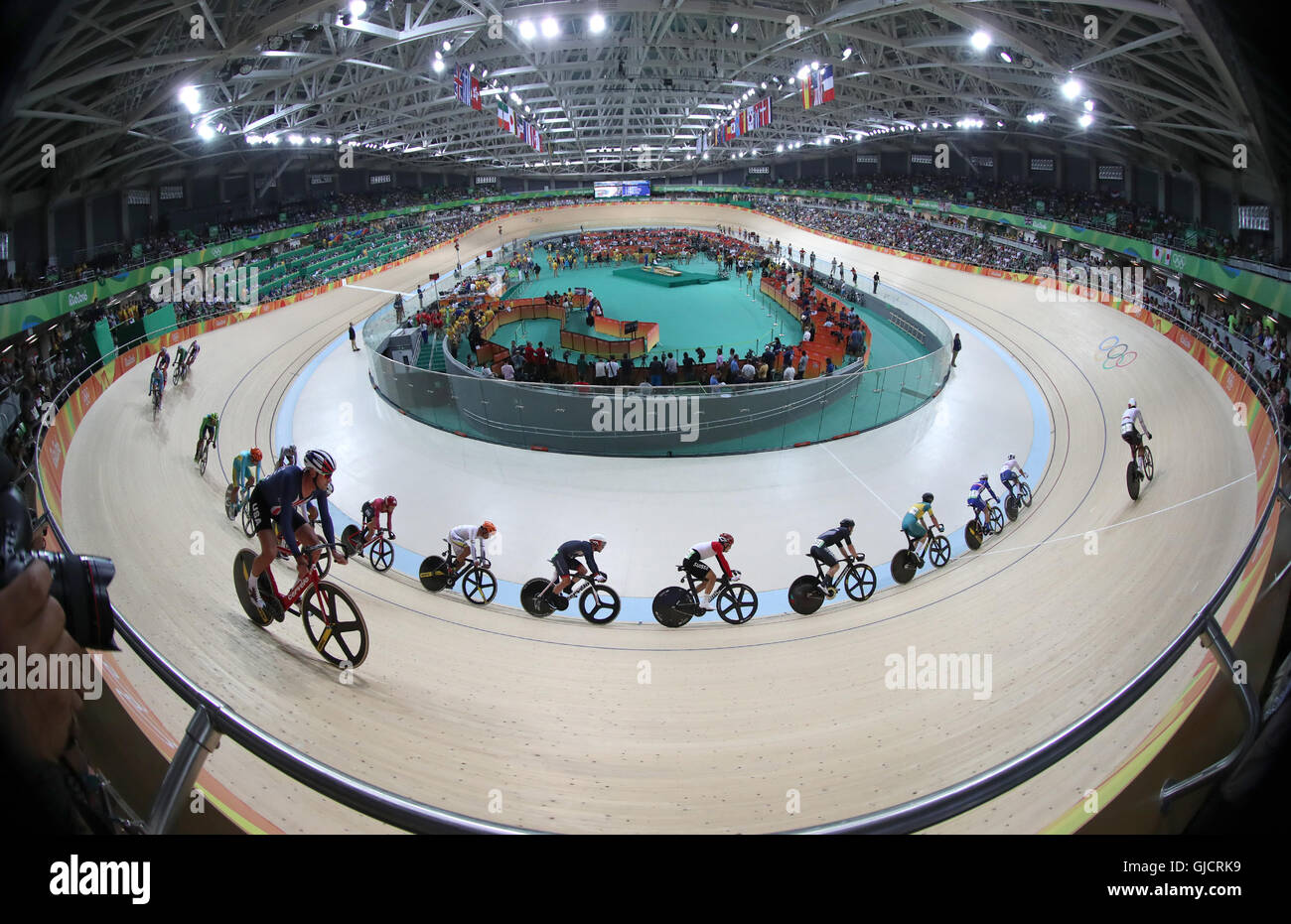 Einen Überblick über die Männer Omnium Ausscheidungsrennen in dem Rio Olympic Velodrome am neunten Tag der Olympischen Spiele in Rio, Brasilien. Stockfoto