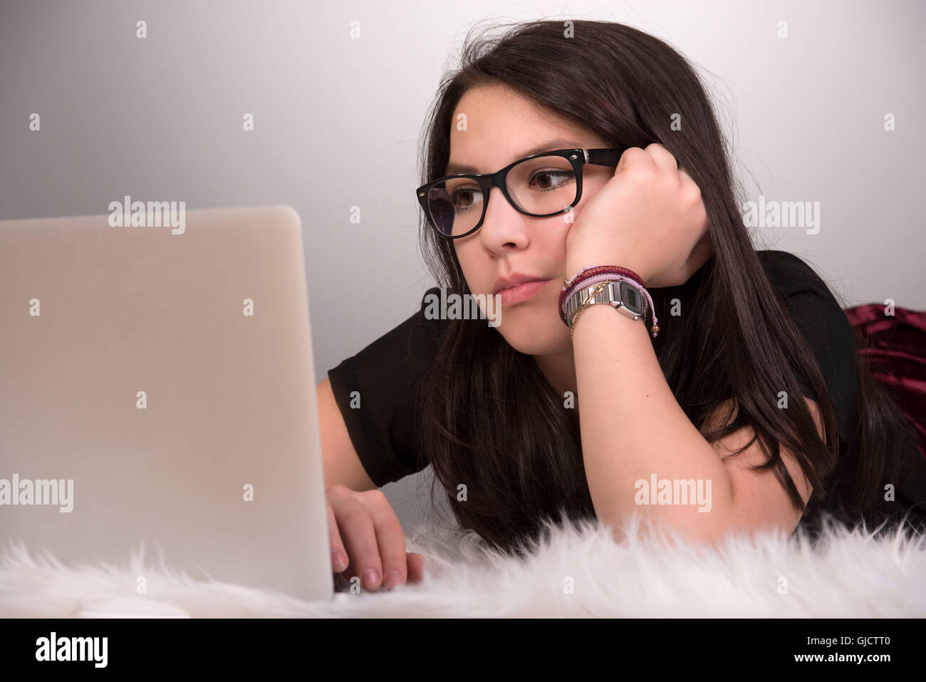 14 jährige Mädchen in den laptop Stockfoto