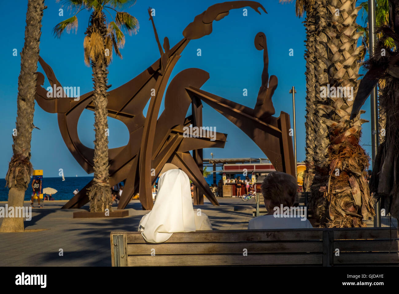 Homenatge a la Natacio von Alfredo Lanz Modellistin in den Strand von Barceloneta, Barcelona, Katalonien, Spanien Stockfoto