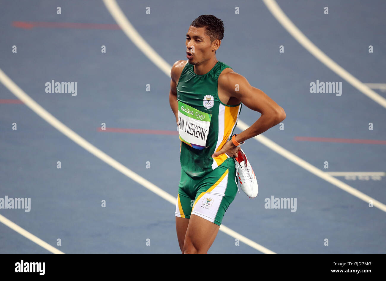 Südafrikas Wayde van Niekerk gewann die Goldmedaille im 400 m der Männer in einer neuen Weltrekordzeit von 43.03 im Olympia-Stadion am neunten Tag der Olympischen Spiele in Rio, Brasilien. Stockfoto