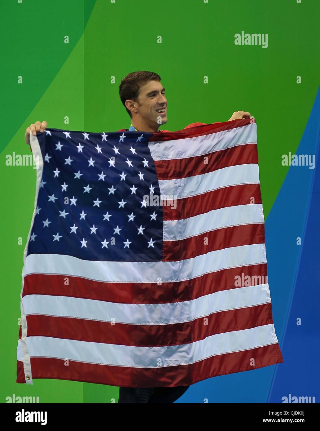 Michael Phelps mit der amerikanischen Flagge. USA Sternenbanner. Schwimmen. Männer 4 x 100m Lagen Staffel Medaillenvergabe. Olympic Aquatics Centre. Olympiapark. Rio De Janeiro. Brazilien. 14.08.2016. Stockfoto