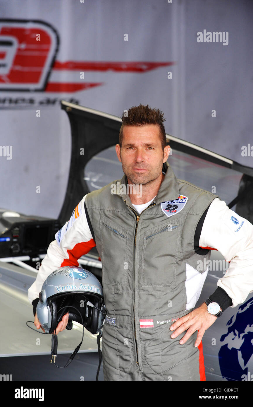 Hannes Arch (AUT) neben seinem Zivko Aeronautics Edge 540 Racing Flugzeug in den Hangar steht kurz vor dem letzten Rennen in der Red Bull Air Race, Ascot, Vereinigtes Königreich.  Das Red Bull Air Race verfügt über die weltweit besten Race-Piloten in eine reine Motorsport-Wettbewerb, der Schnelligkeit, Präzision und Geschick kombiniert. Verwenden die schnellste und wendigste, leichte racing Flugzeuge, schlagen Piloten Geschwindigkeiten von 370kmh, während dauerhafte Kräfte von bis zu 10G, wie sie eine Low-Level-Slalomstrecke navigieren durch 25 Meter hohen, luftgefüllten Pylonen markiert.  Bogen wurde Dritter bei den letzten Rennen gewann Bronze. Matt Hall (AUS) gewann unter Stockfoto