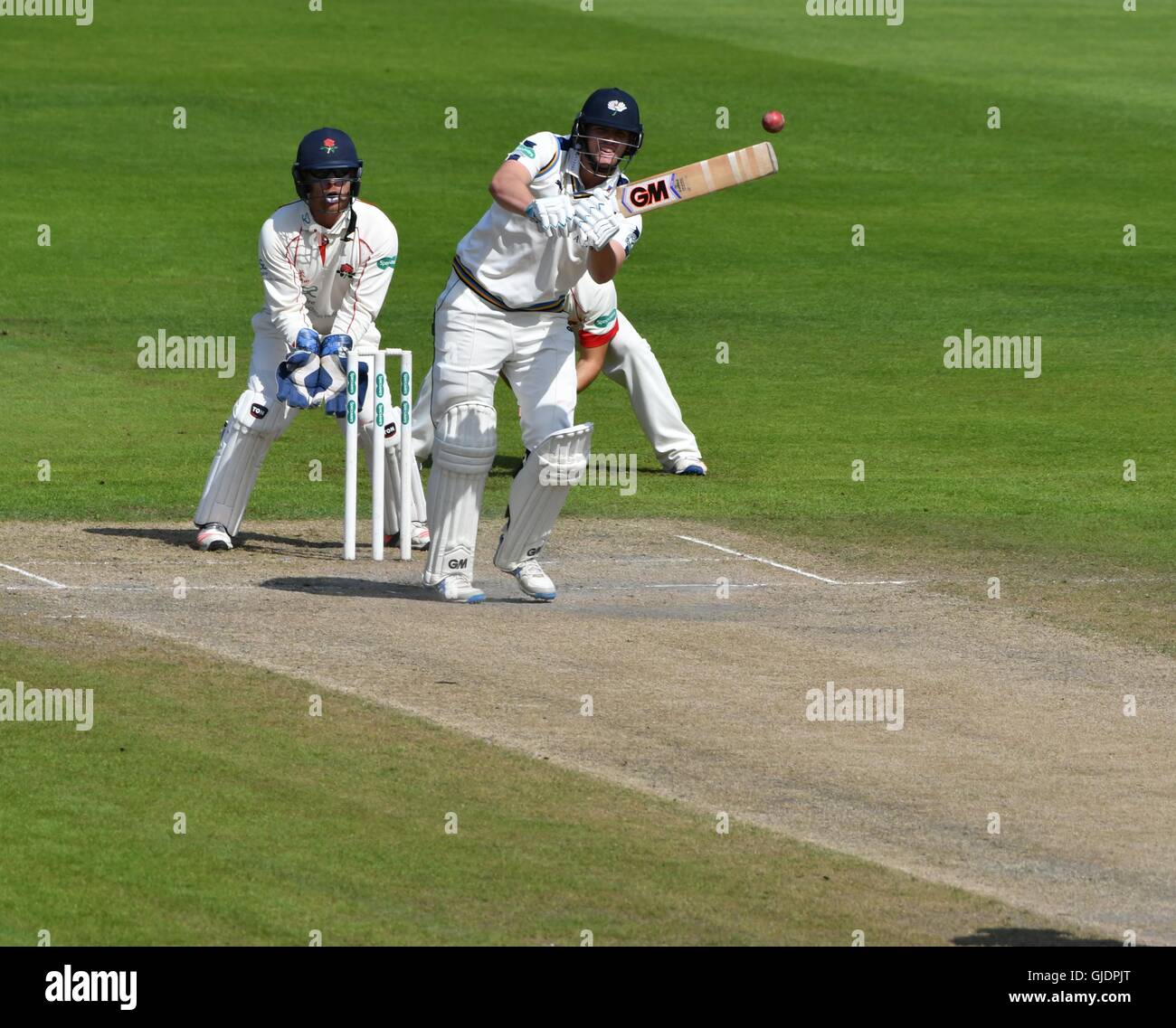 County Cricket Lancashire V Yorkshire Manchester UK 15. August 2016 spielt Alex Lees Bein auf seinem Weg bis 85 am 3. Tag in Lancashire ersten Innings insgesamt 494 im Emirates Old Trafford. Bildnachweis: John Fryer/Alamy Live-Nachrichten Stockfoto