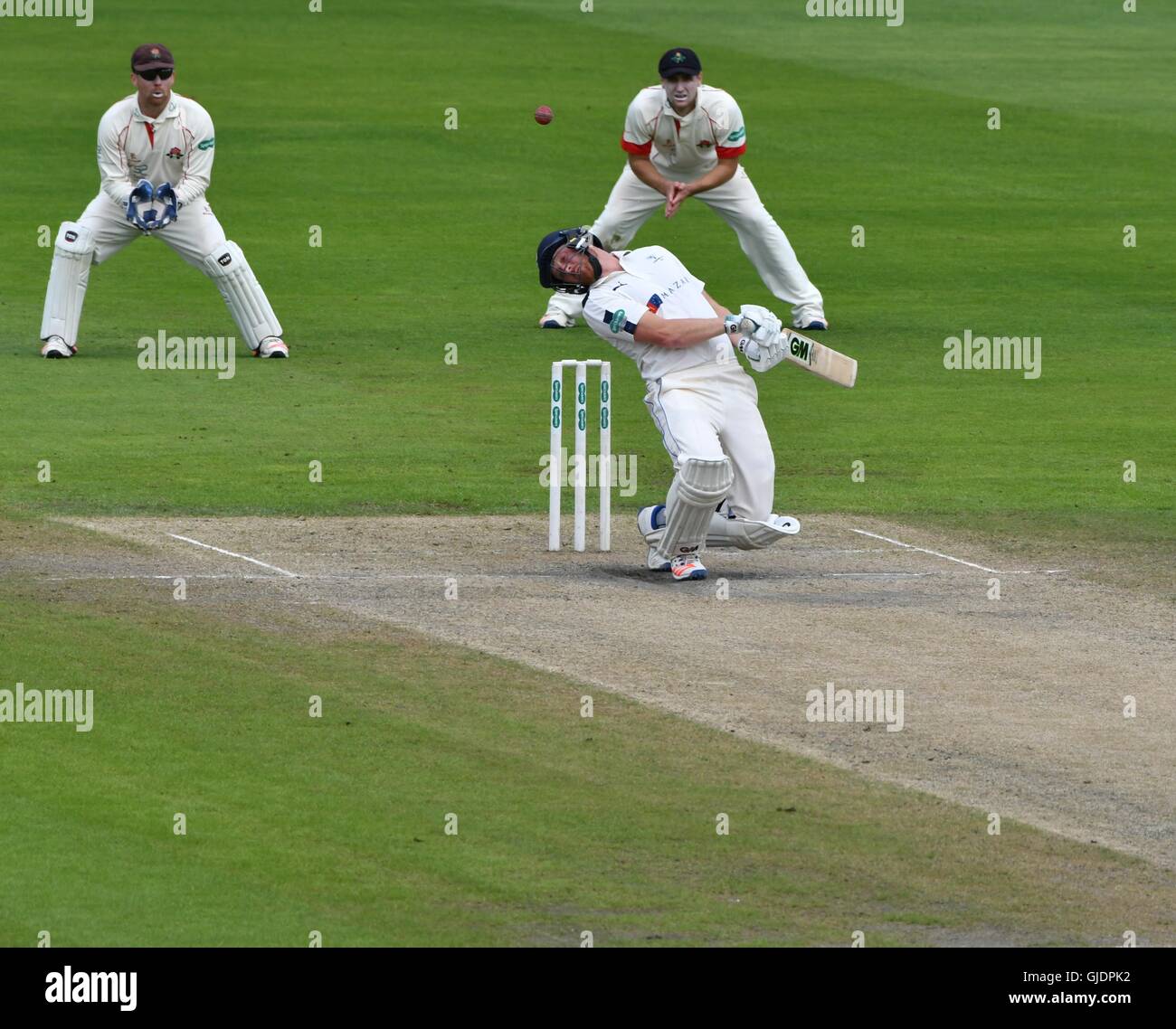 County Cricket Lancashire V Yorkshire Manchester UK 15. August 2016 Andrew Gale, der Yorkshire Kapitän vermeidet eine Türsteher auf seinem Weg bis 83 am 3. Tag in Lancashire ersten Innings insgesamt 494 im Emirates Old Trafford. Bildnachweis: John Fryer/Alamy Live-Nachrichten Stockfoto