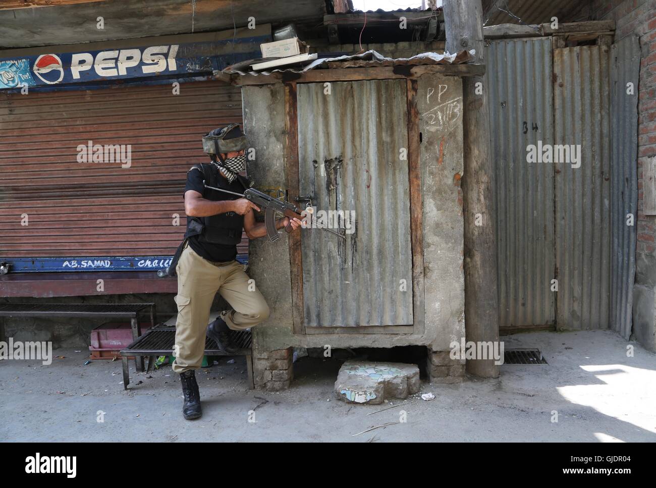 Srinagar, Kaschmir Indien kontrollierten. 15. August 2016. Ein indischer Polizist nimmt Stellung in der Nähe einer Schießerei in Srinagar, der Hauptstadt von Indien kontrollierten Kaschmir, 15. August 2016. Mindestens sieben indischen Sicherheitspersonal Kräfte wurden bei einem Angriff in Indien kontrollierten Kaschmirs Hauptstadt Srinagar verletzt, sagte ein Polizeibeamter am Montag. Bildnachweis: Javed Dar/Xinhua/Alamy Live-Nachrichten Stockfoto