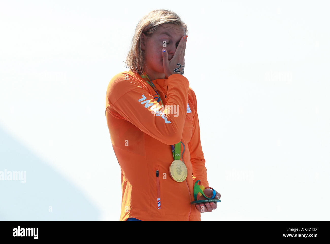 Rio De Janeiro, Brasilien. 14. August 2016. Olympische Spiele 2016 OPEN WATER - Goldmedaillengewinner Sharon van Rouwendaal (NED), feiert während der Siegerehrung beim 10km Marathon Schwimmen Frauen Podium während der Olympischen Spiele 2016 in das Forte de Copacabana Strand der Copacabana statt. Credit: Foto Arena LTDA/Alamy Live-Nachrichten Stockfoto