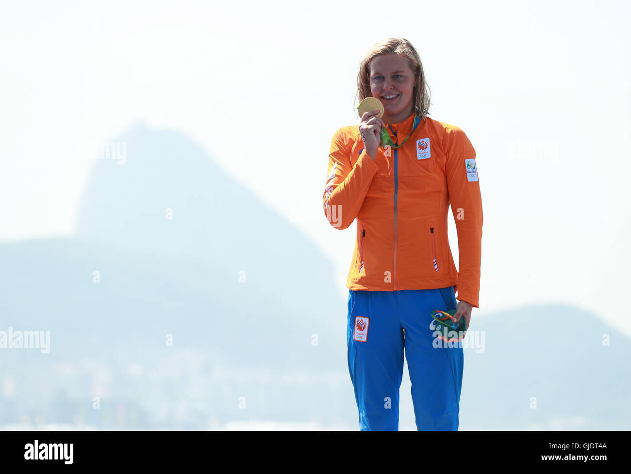 Rio De Janeiro Brasilien 14 August 16 Olympische Spiele 16 Open Water Goldmedaillengewinner Sharon Van Rouwendaal Ned Feiert Wahrend Der Siegerehrung Beim 10km Marathon Schwimmen Frauen Podium Wahrend Der Olympischen Spiele