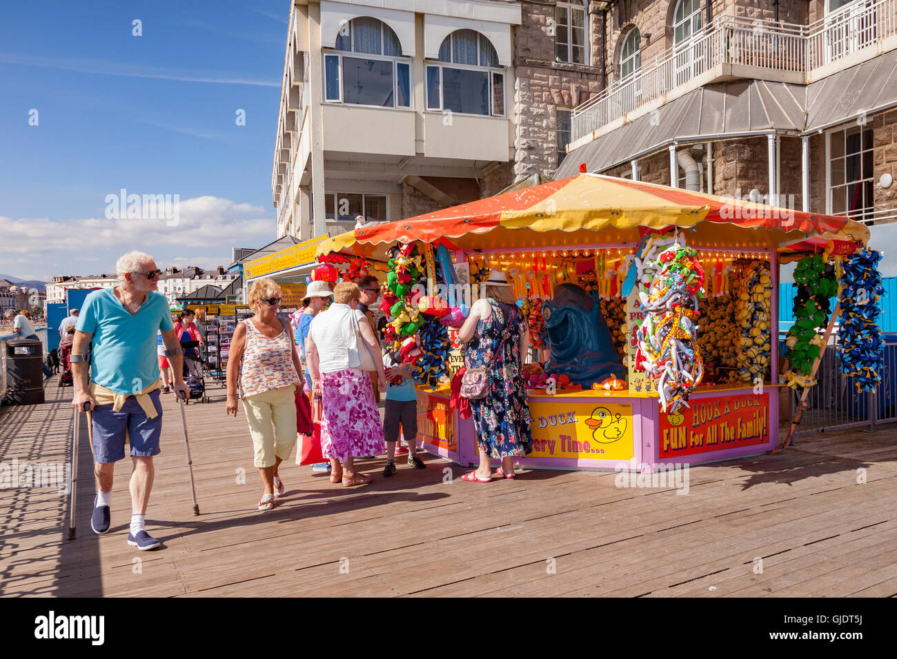 Llandudno, Conwy Wales, UK. 15. August 2016. Sommer kommt endlich auf die Küste von Nordwales und jeder bekommt um die Sonne zu genießen. Bildnachweis: Travellinglight/Alamy Live-Nachrichten Stockfoto