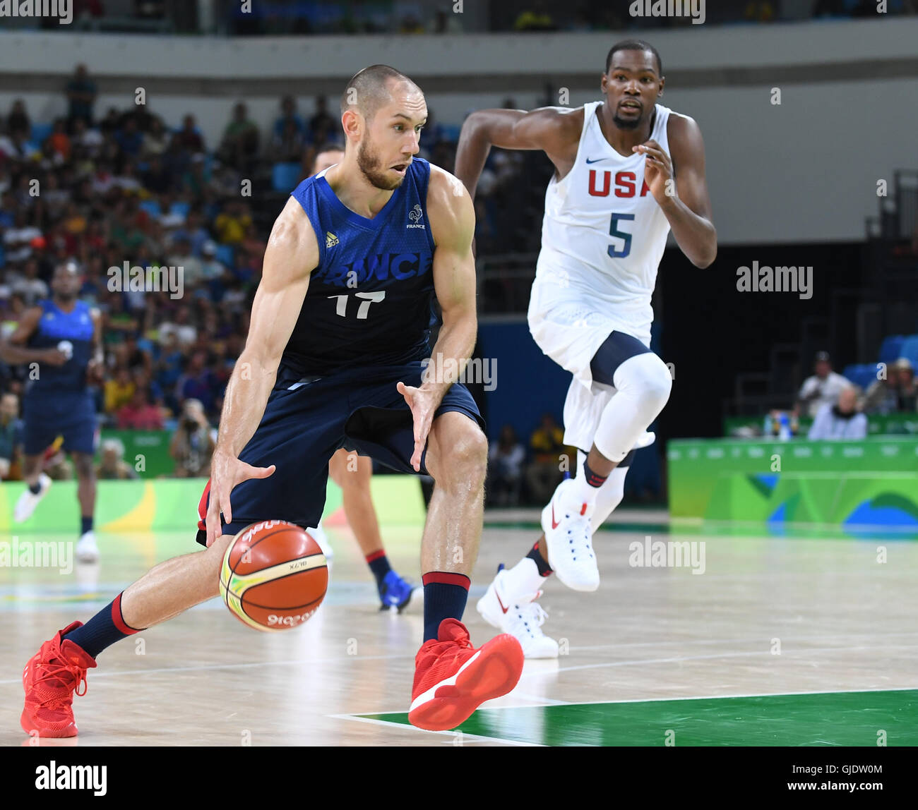 Rio De Janeiro, Brasilien. 14. August 2016. Olympia Herren Basketball, Frankreich gegen USA. Kim Tillie (Frankreich) bewegt sich der Ball Gerichts Credit: Action Plus Sport/Alamy Live News Stockfoto