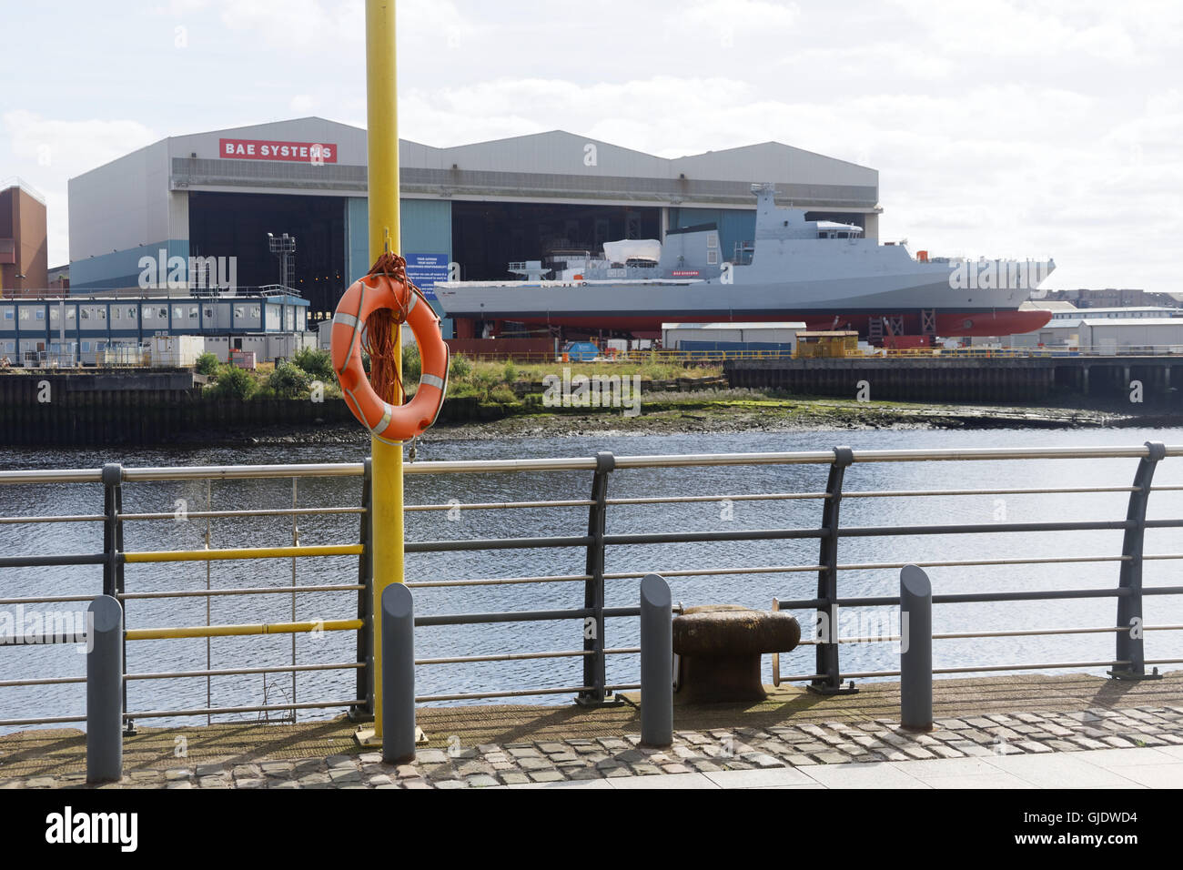 Glasgow, Schottland 15. August 2016. HMS Forth erblickt das Licht des Tages an den Ufern der BAE Govan Werft. Auf dem Clyde hat heute zwar als River-Klasse eingestuft engere Beziehungen der Amazonas-Klasse Patrouillenboote für die brasilianische Marine gebaut. Diese Schiffe sind tragen die Namen von drei der wichtigsten Wasserstraßen, Trent, Forth und Medway Großbritanniens, die wichtigste Quelle für die aktuelle Arbeit des Clyde. BAE erhielt einen £ 348 Millionen-Vertrag, die drei Schiffe im August 2014 zu bauen. Eine abgeschlossene Hülle ist eine ungewöhnliche Website in diesen Tagen auf dem Fluss. Bildnachweis: Gerard Fähre/Alamy Live-Nachrichten Stockfoto