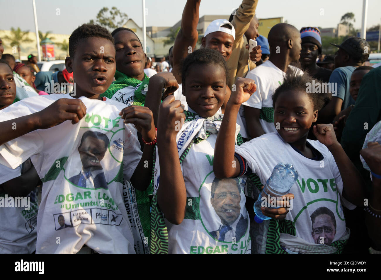 Lusaka, Sambia. 15. August 2016. Anhänger des Sambias Urteil Patriotic Front (PF) feiern Sieg von Edgar Lungu in Lusaka, Hauptstadt von Sambia, 15. August 2016. Sambias amtierende Präsident Edgar Lungu gewann Wiederwahl, Endergebnisse veröffentlicht von Wahlgremium des Landes am Montag zeigte. Bildnachweis: Peng Lijun/Xinhua/Alamy Live-Nachrichten Stockfoto