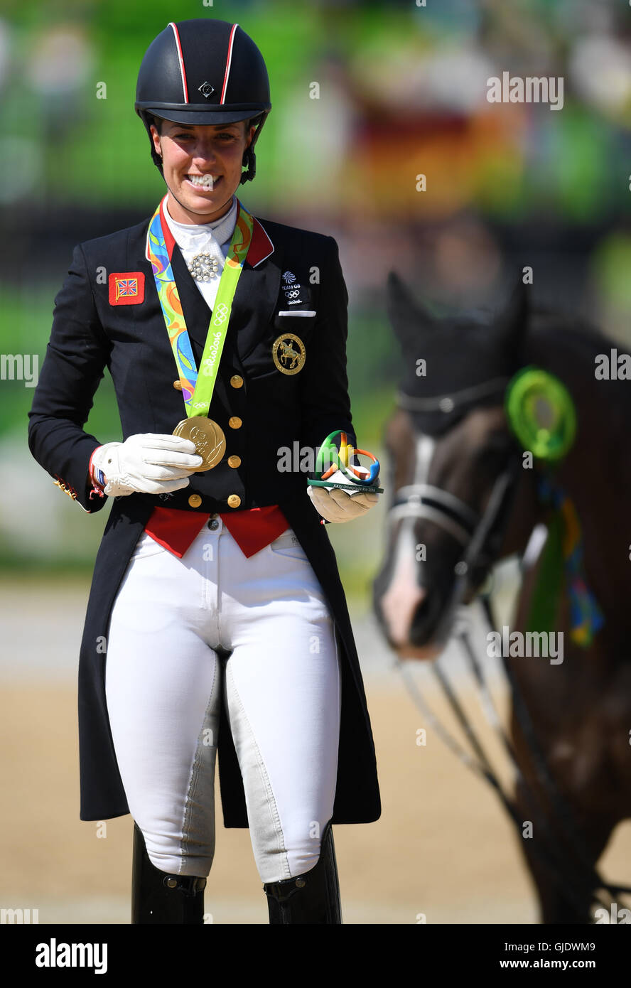 Rio De Janeiro, Brasilien. 15. August 2016. Goldmedaillengewinner Großbritanniens Charlotte Dujardin besucht die Preisverleihung für den einzelnen Dressur der Reiter auf den Rio Olympischen Spielen 2016 in Rio De Janeiro, Brasilien, am 15. August 2016. Bildnachweis: Lui Siu Wai/Xinhua/Alamy Live-Nachrichten Stockfoto