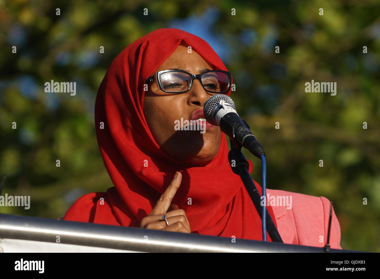 London, England, Vereinigtes Königreich. 15. August 2016. Cllr Rakhia Ismail thematisiert die Krone bei der BAME Kundgebung zur Unterstützung der Jeremy Corbyns Wiederwahlkampagne als Labour Party Leader bei Highbury Fields, London, UK. Bildnachweis: Siehe Li/Alamy Live News Stockfoto