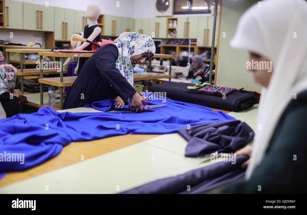 Gaza. 15. August 2016. Palästinensische Frauen arbeiten an Handarbeiten notfallpädagogischen Gesellschaft für gehörlose Kinder in Gaza-Stadt, 15. August 2016 beeinträchtigt zu hören. Die Gesellschaft erbringt Dienstleistungen für rund 15.000 Kinder und Erwachsene mit Hörproblemen auf Bildung, Ausbildung und Einkommen schaffende Projekte. © Wissam Nassar/Xinhua/Alamy Live-Nachrichten Stockfoto