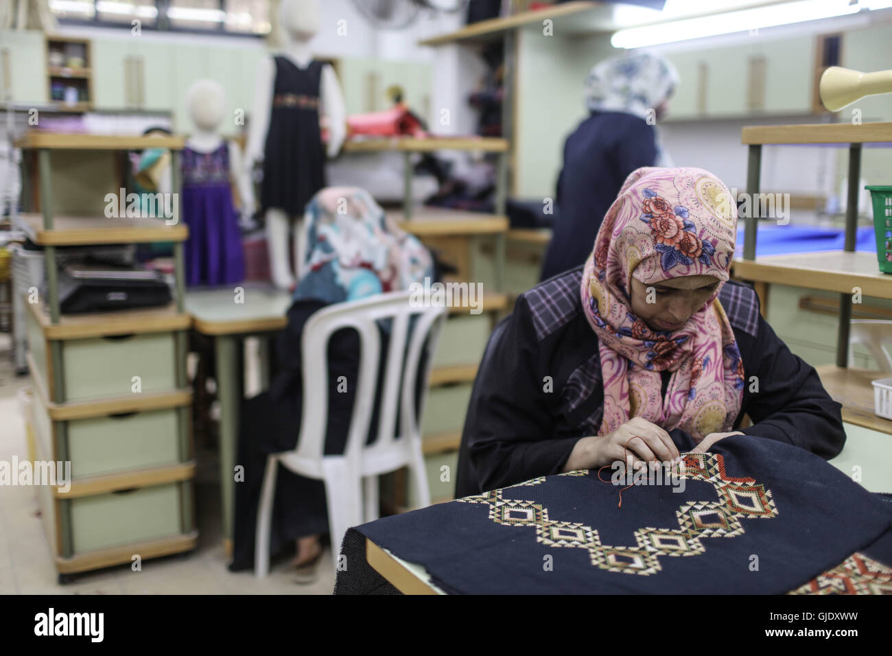 Gaza. 15. August 2016. Palästinensische Frauen Arbeit auf Stickerei am notfallpädagogischen Gesellschaft für gehörlose Kinder in Gaza-Stadt, 15. August 2016 beeinträchtigt zu hören. Die Gesellschaft erbringt Dienstleistungen für rund 15.000 Kinder und Erwachsene mit Hörproblemen auf Bildung, Ausbildung und Einkommen schaffende Projekte. © Wissam Nassar/Xinhua/Alamy Live-Nachrichten Stockfoto