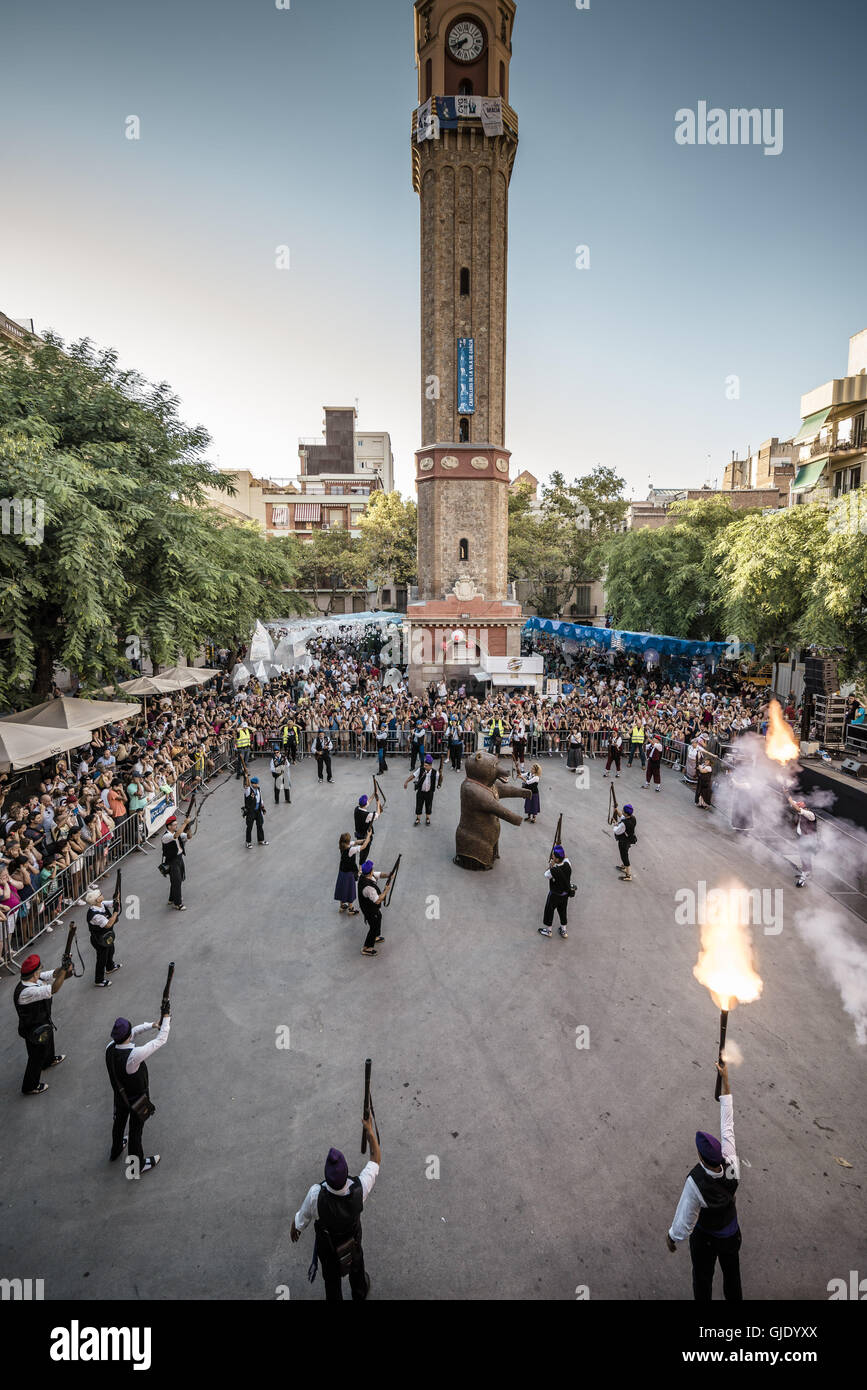 Barcelona, Spanien. 15. August 2016. "Trabucaires" schießen ihre Donnerbüchse Gewehre während "The Festa Major de Gracia", eines der größten und ältesten Sommerfestivals in Barcelona. Anwohner arbeiten das ganze Jahr ändern ihre jeweiligen Straßen in bunte und fantastische Orte, Tag und Nacht Aktivitäten während sieben Tagen in allen Arten und Formen mit fast 2 Millionen Besuchern Kredit anbieten: Matthias Oesterle/ZUMA Draht/Alamy Live News Stockfoto