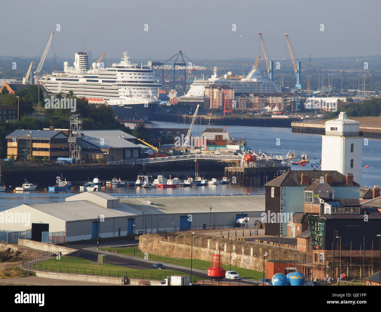 Newcastle Upon Tyne, UK. 16. August 2016. Großbritannien Wetter. Ein sonniger und Beschäftigter Morgen auf den Fluss Tyne als drei große Kreuzfahrtschiffe, die 42289tonnes Aida-Vita und die 42363tonnes "Seven Seas Voyager" mit Holland/America Line. die 99836tonnes 'Koningsdam' Kreuzfahrt Schiff drehen dort Liegeplätze in Northumberland Quay auf eines der Tyne verkehrsreichsten Tage Kreuzfahrt Schiff Aktivität in diesem Jahr an der Port of Tyne. Bildnachweis: James Walsh/Alamy Live-Nachrichten Stockfoto