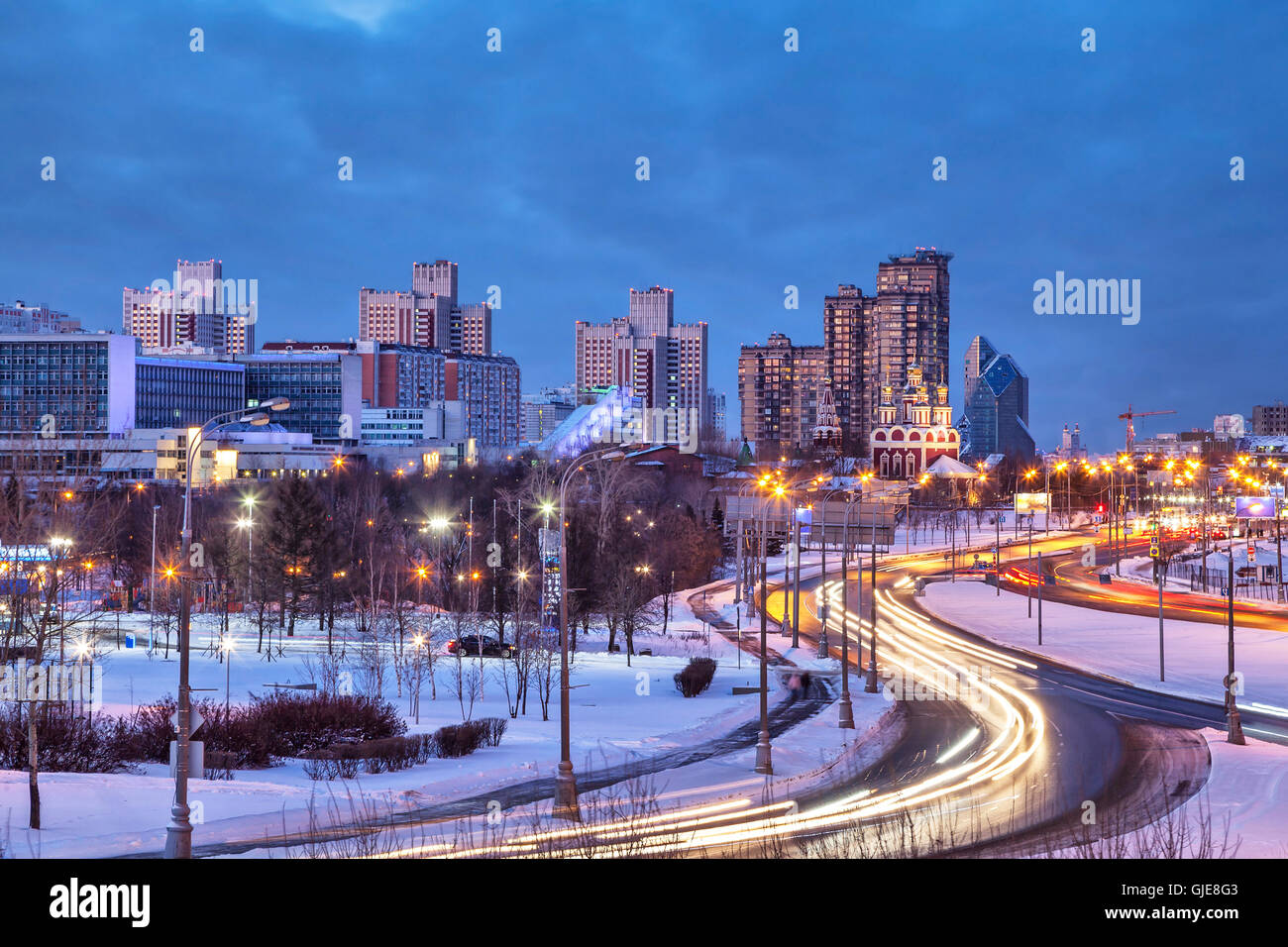 Troparevo Bezirk in der Winterabend, Moskau, Russland Stockfoto