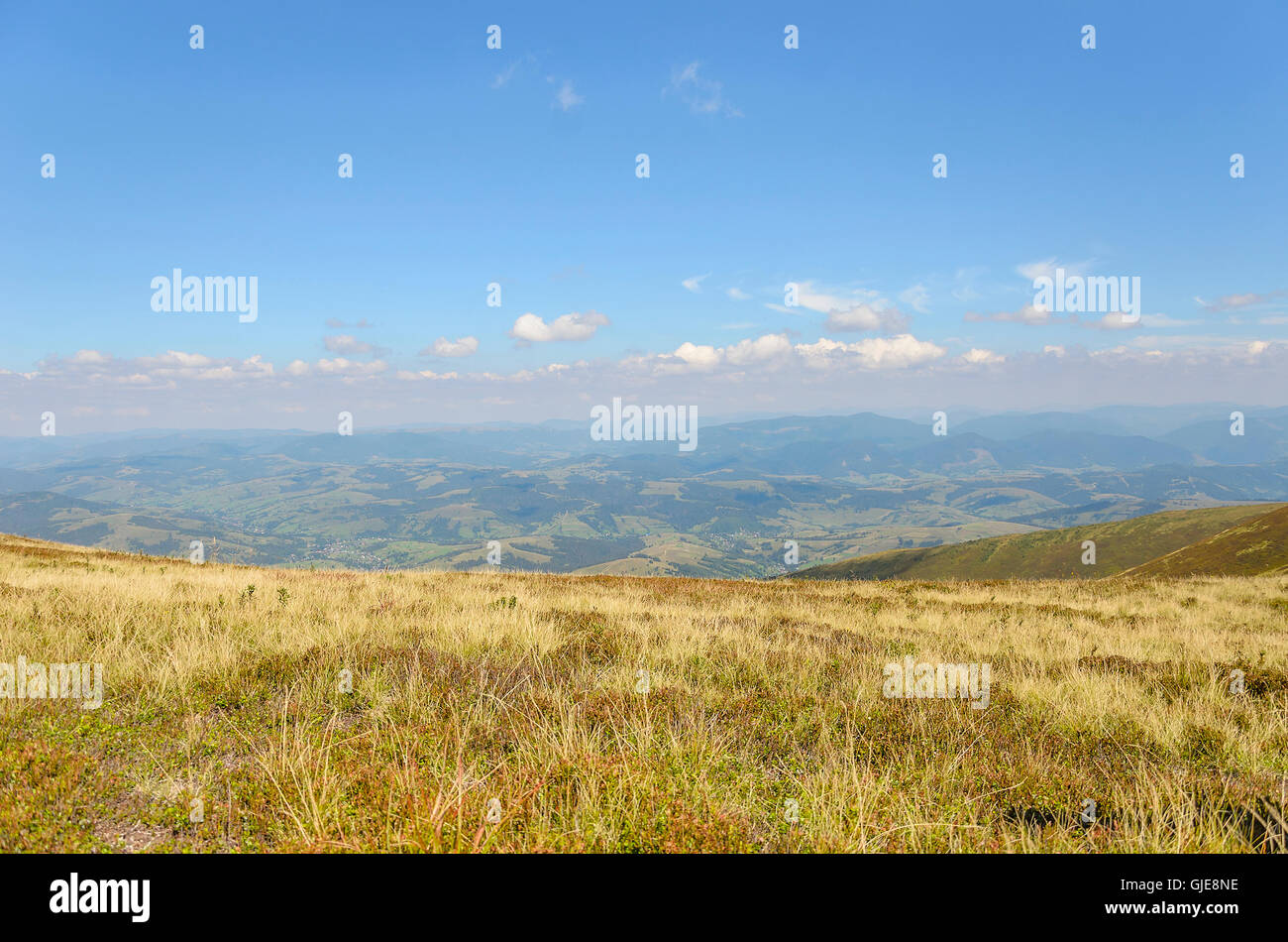 Schöne Aussicht auf die Berge. Panorama an einem sonnigen Sommertag. Stockfoto