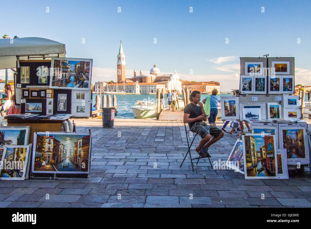 Künstler/Kreditor mit der Insel San Giorgio Maggiore im Hintergrund über den Canale della Giudecca, Provinz Venedig, Veneto, Italien. Stockfoto