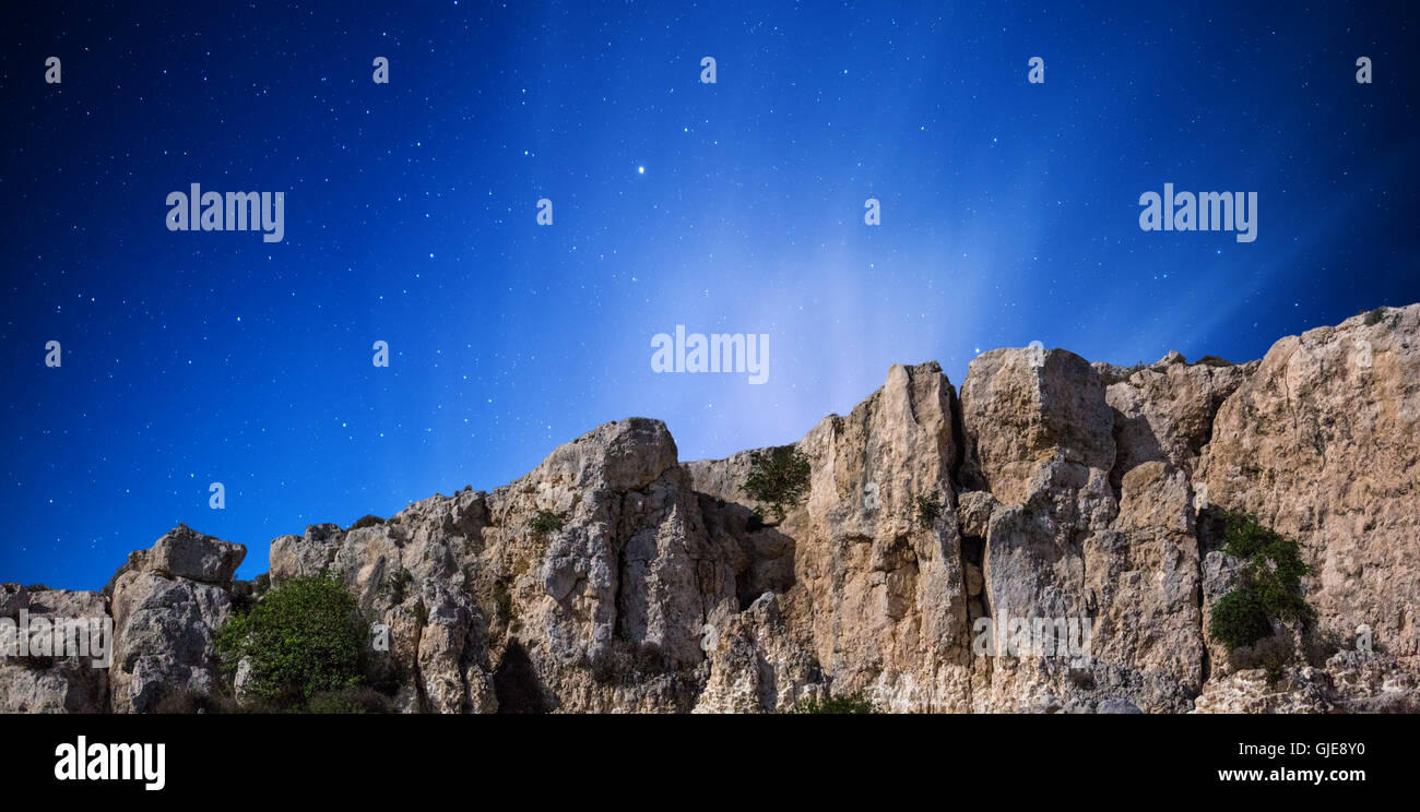 Die Klippen bei Mgiebah Bay in Malta, unter einem klaren Sternenhimmel Stockfoto