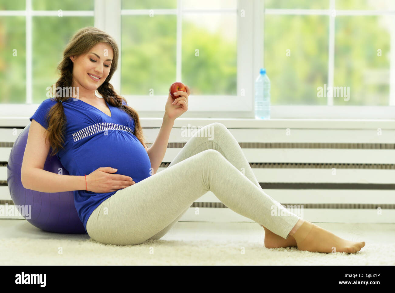 Schwangere Frau Übungen mit Gymnastik ball Stockfoto